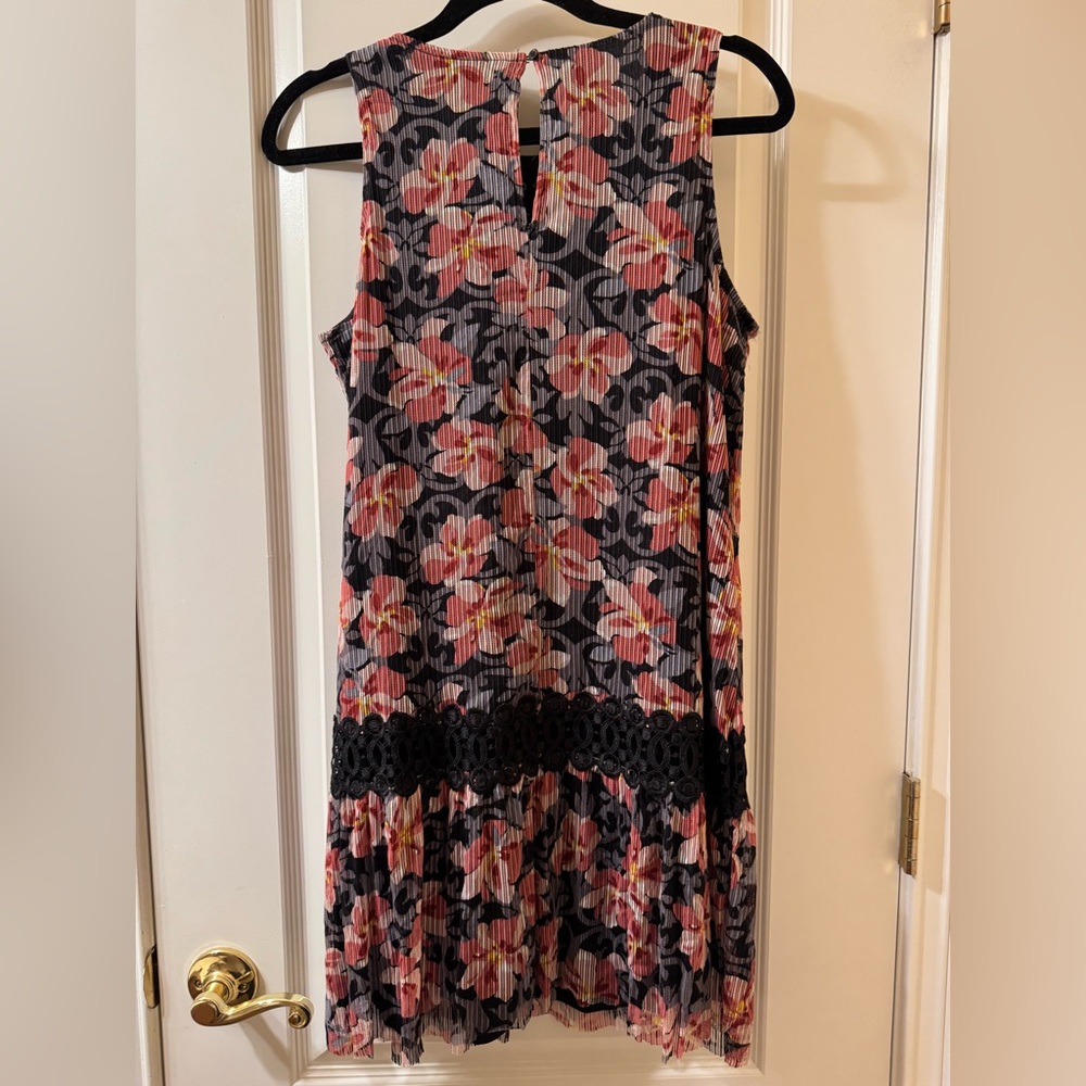 LOFT Black and Red Floral Patterned Dress Size 6P - Picture 4 of 7